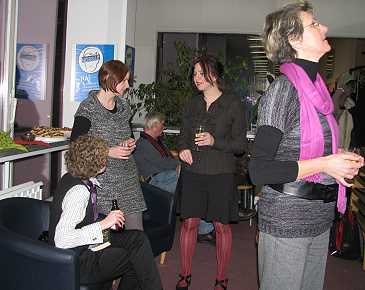 Andrea Wst im Gesprch mit Besuchern der Ausstellung