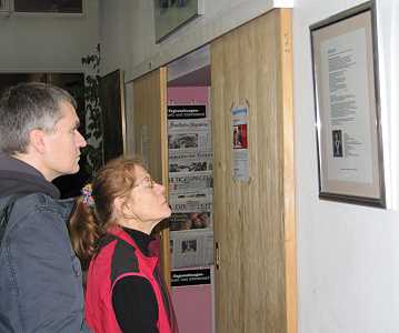 Ausstellungsbesucher beim Lesen der Knstlervita
