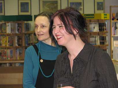 Andrea Wst mit Besucherin