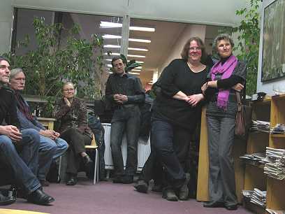 Besucher der Rede lauschend