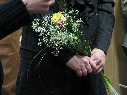 Andrea Wst Blumen haltend